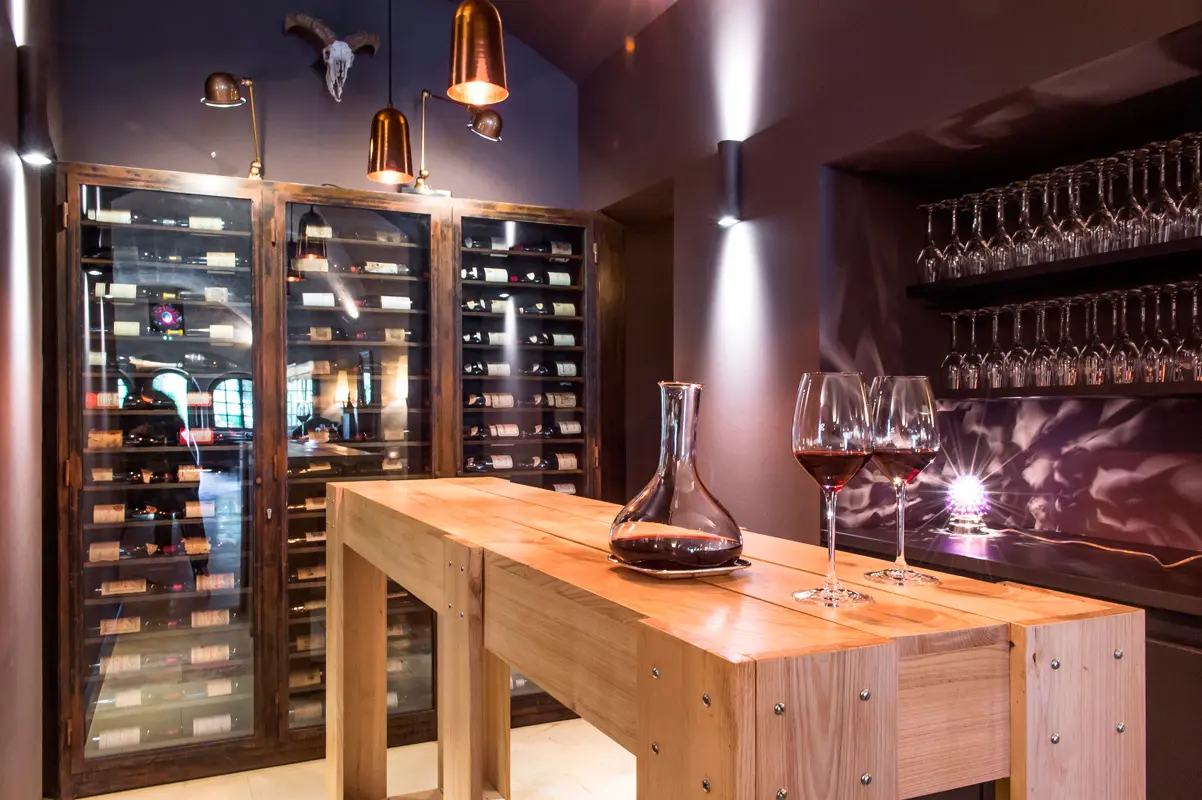 Salle dégustation - cours d’œnologie - Restaurant gastronomique l’Oustau de Baumanière 3 étoiles – Baumanière Baux de Provence Salle dégustation - cours d’œnologie - Restaurant gastronomique l’Oustau de Baumanière 3 étoiles – Baumanière Baux de Provence