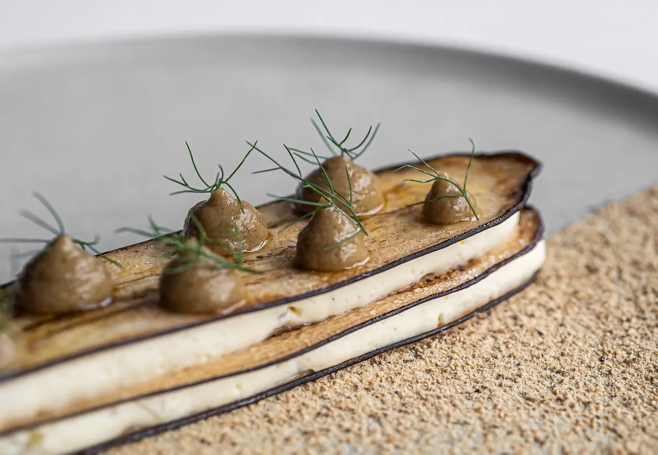 MILLEFEUILLE AUBERGINE M HULIN@Virginie Ovessian-site Millefeuille d'aubergine - Michel Hulin - La Cabro d'Or - Baumanière